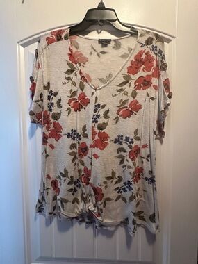 new directions Cream Floral V-Neck Short Sleeve Top with Red Accents